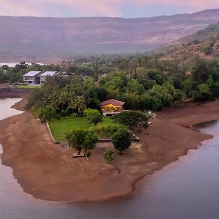 Stayvista At Three Shores With Lake View & Alfresco Dining Khamshet Bagian luar foto